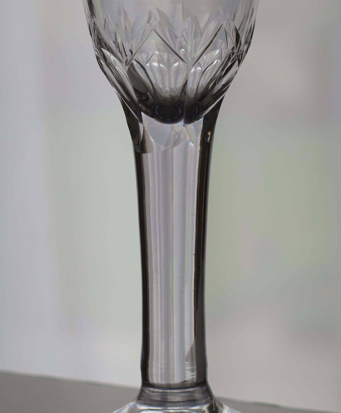 Mid-Georgisch handgeblazen loodkristallen wijnglas, gegraveerd, ca. 1760. photo Woonaccessoires