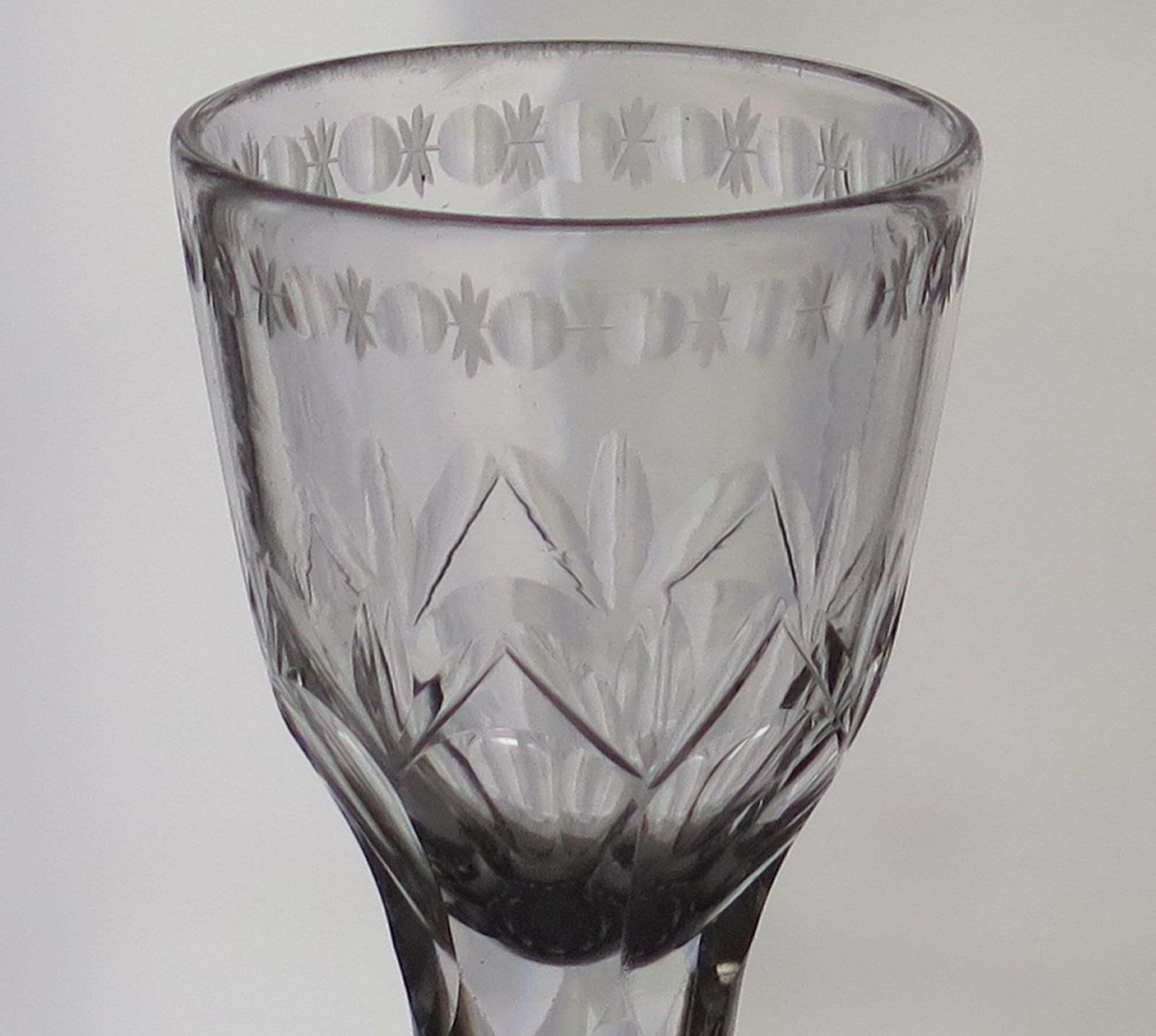 Mid-Georgisch handgeblazen loodkristallen wijnglas, gegraveerd, ca. 1760. photo buy