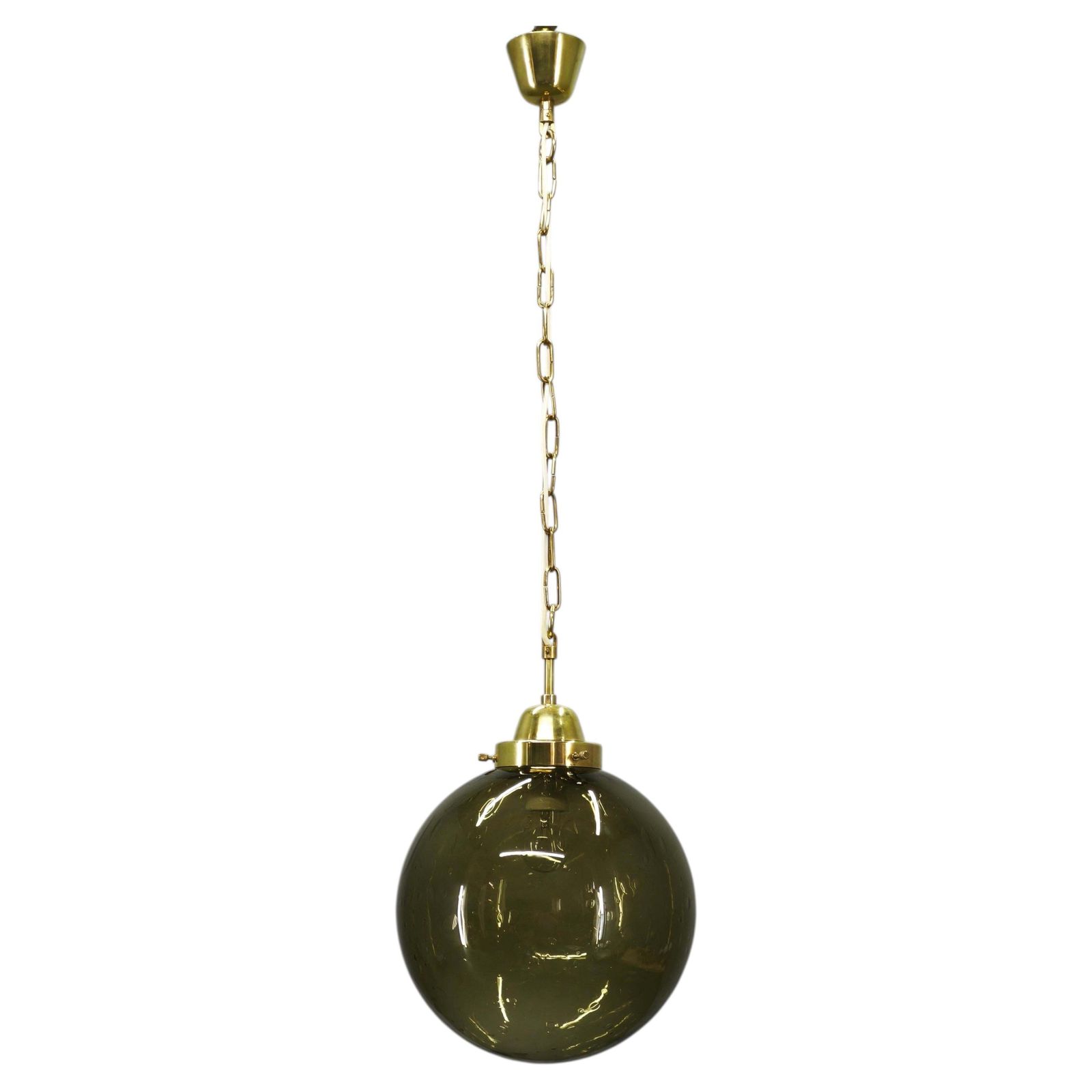 Suspension globe en verre fumé et laiton, Tchécoslovaquie, années 1970