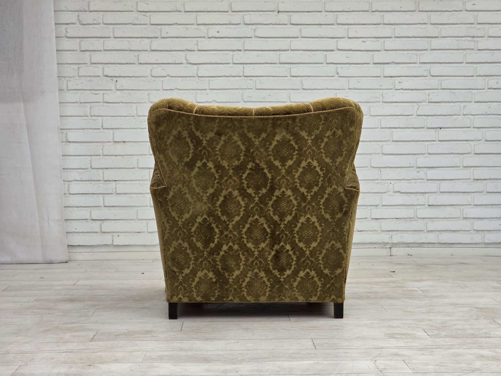 photo vinterior Ca. jaren 1950, Deense relaxfauteuil, meubelvelours, eikenhout.