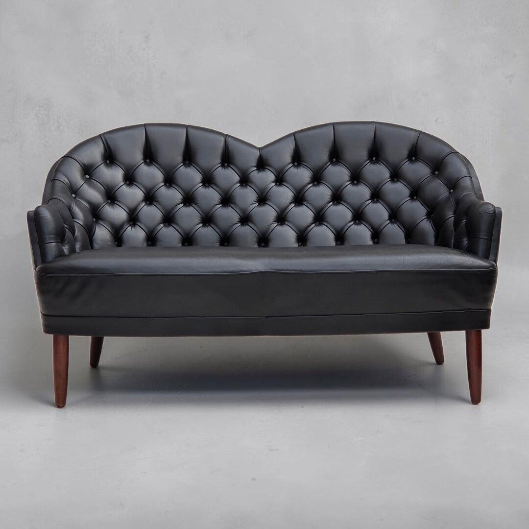 Ca. jaren 1960, Scandinavische bank in zwart meubelleer.
