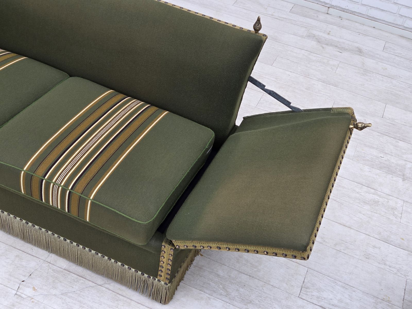 Jaren 1970, Deense 2-zits "Spanish" sofa met neervallende armleuningen, meubelwol. photo buy