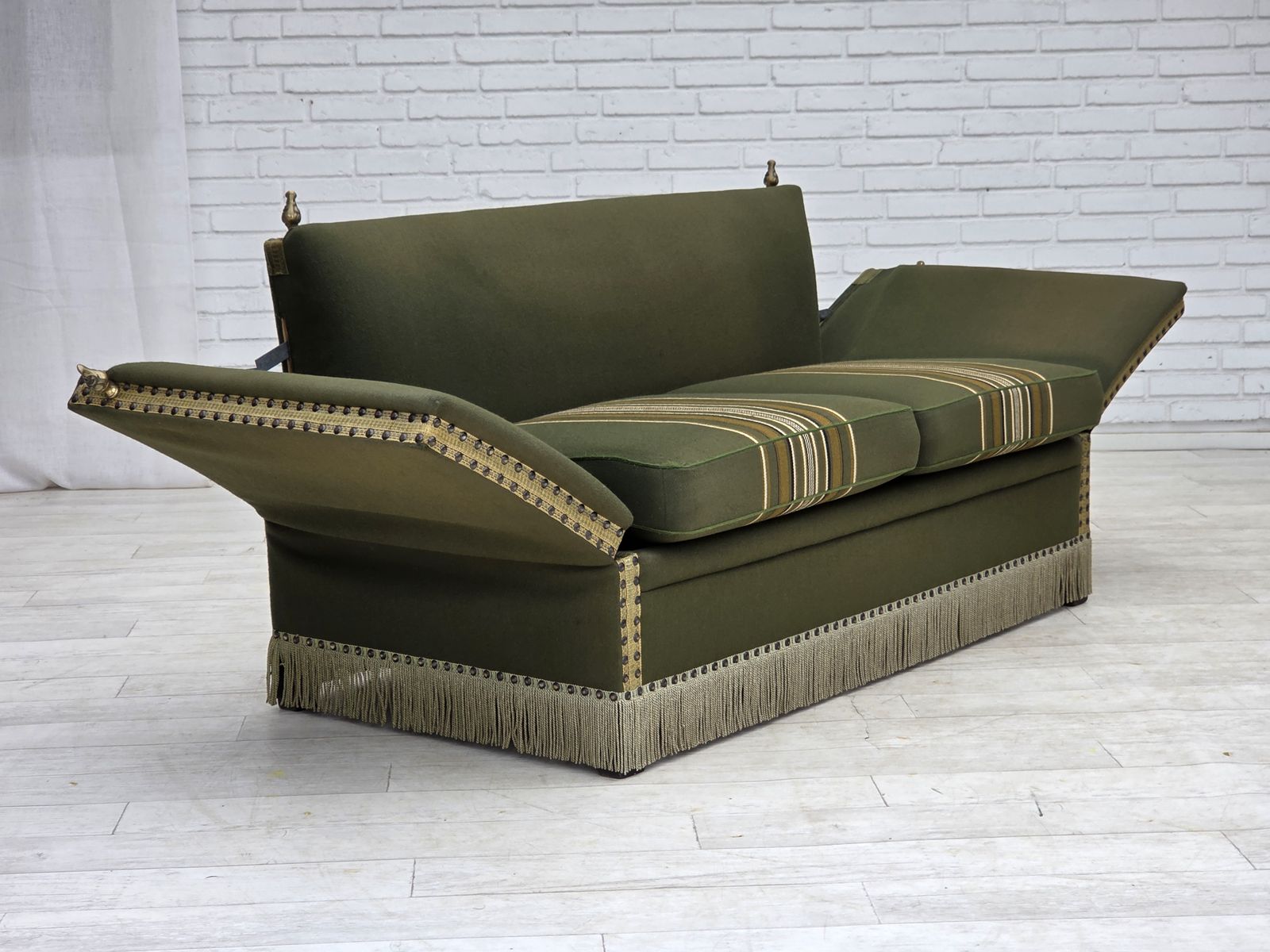 photo furniture Jaren 1970, Deense 2-zits "Spanish" sofa met neervallende armleuningen, meubelwol.