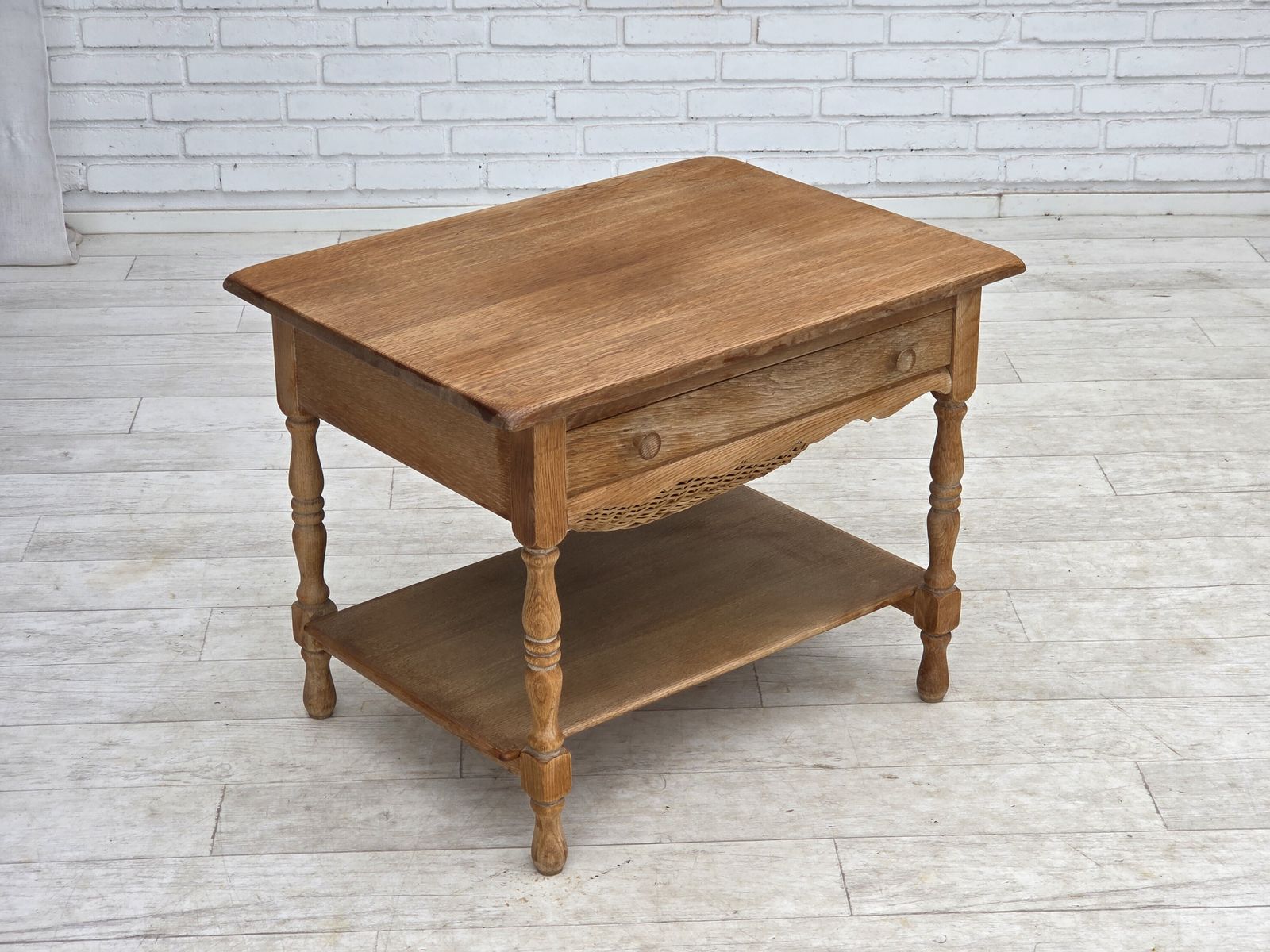 Scandinavische bijzettafel met lades, jaren 1970, massief eikenhout, rotan. photo furniture