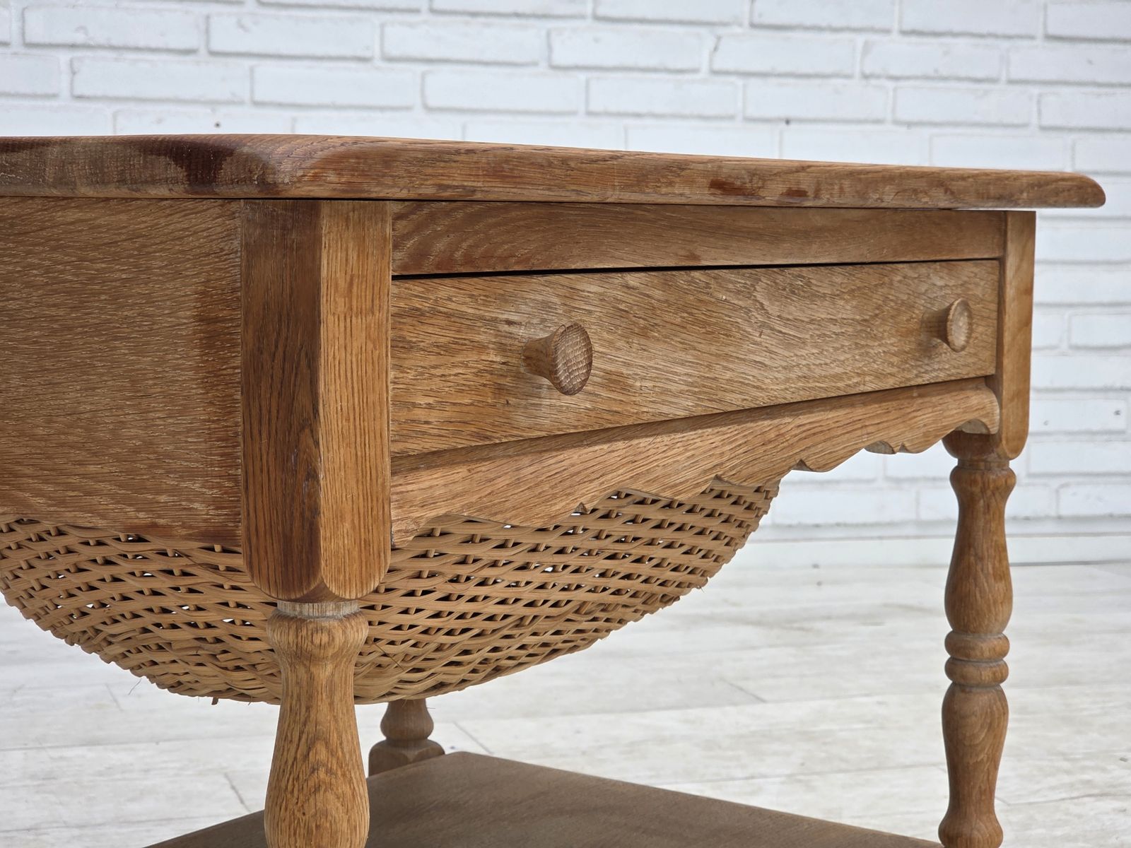 Scandinavische bijzettafel met lades, jaren 1970, massief eikenhout, rotan. photo for sale