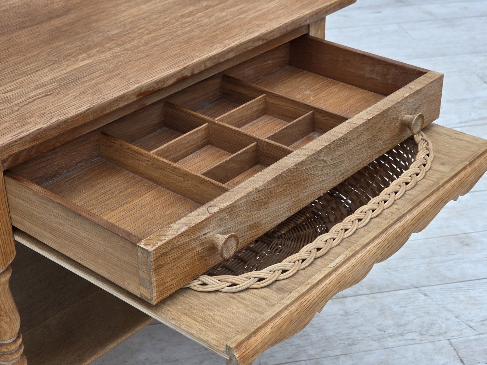 Scandinavische bijzettafel met lades, jaren 1970, massief eikenhout, rotan. photo vinterior