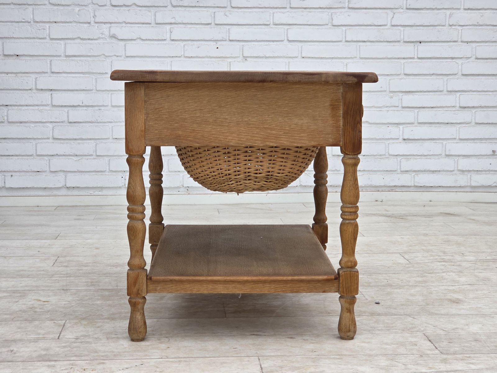 Meubels Scandinavische bijzettafel met lades, jaren 1970, massief eikenhout, rotan. photo