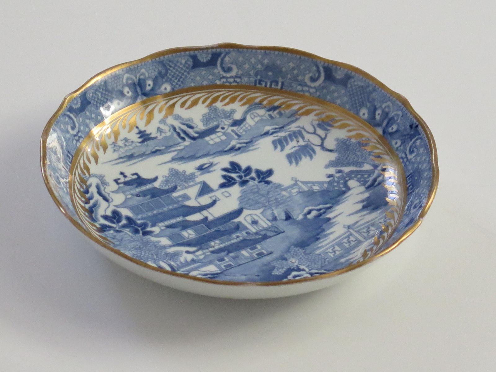 Miles Mason Porselein Schoteltje, Blauw en Wit Verguld, ca. 1805 photo furniture