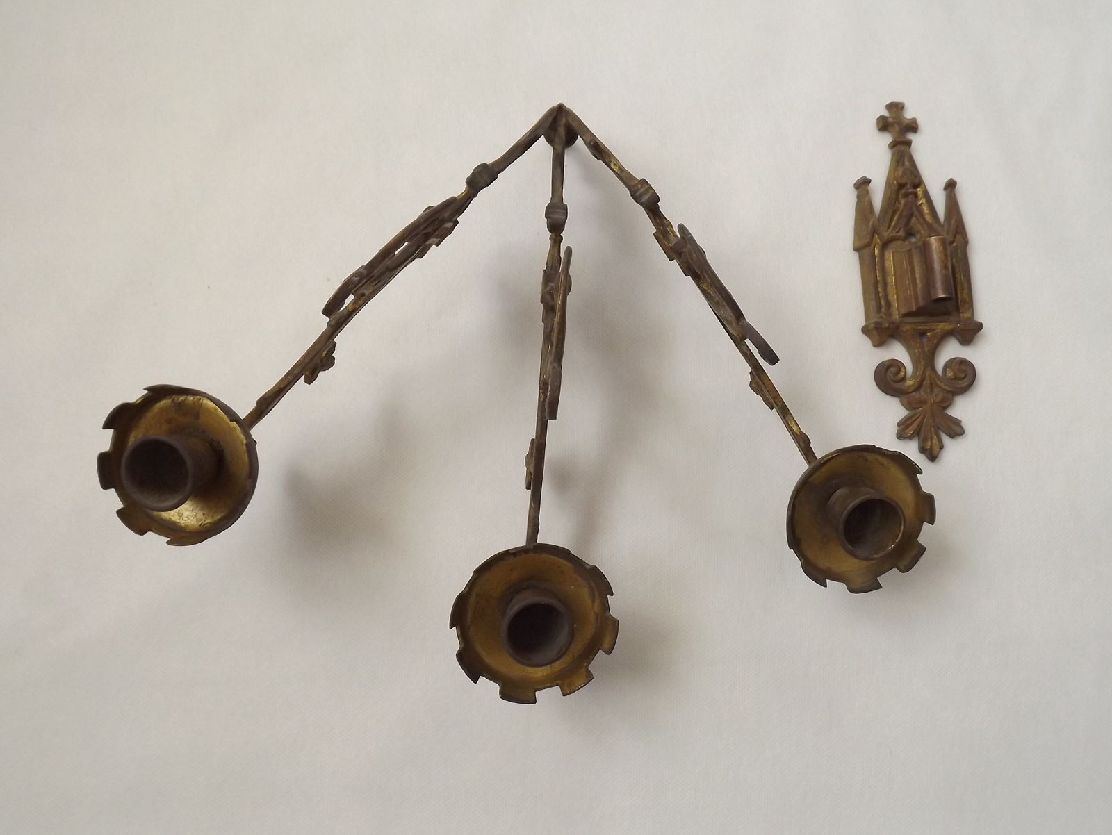 Ensemble de trois appliques murales d'église gothiques en bronze doré, style néo-gothique français photo vintage