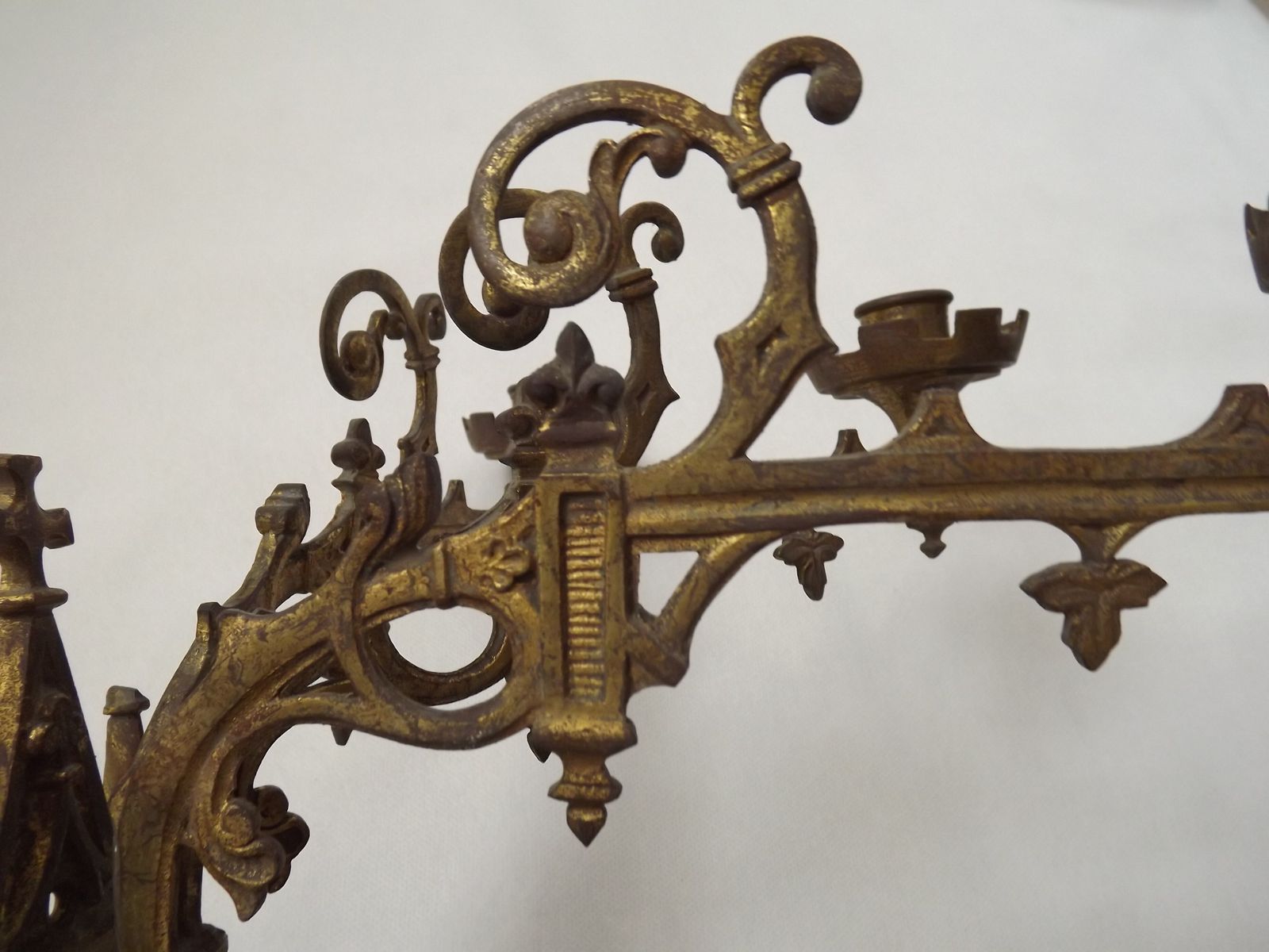 photo for sale Ensemble de trois appliques murales d'église gothiques en bronze doré, style néo-gothique français