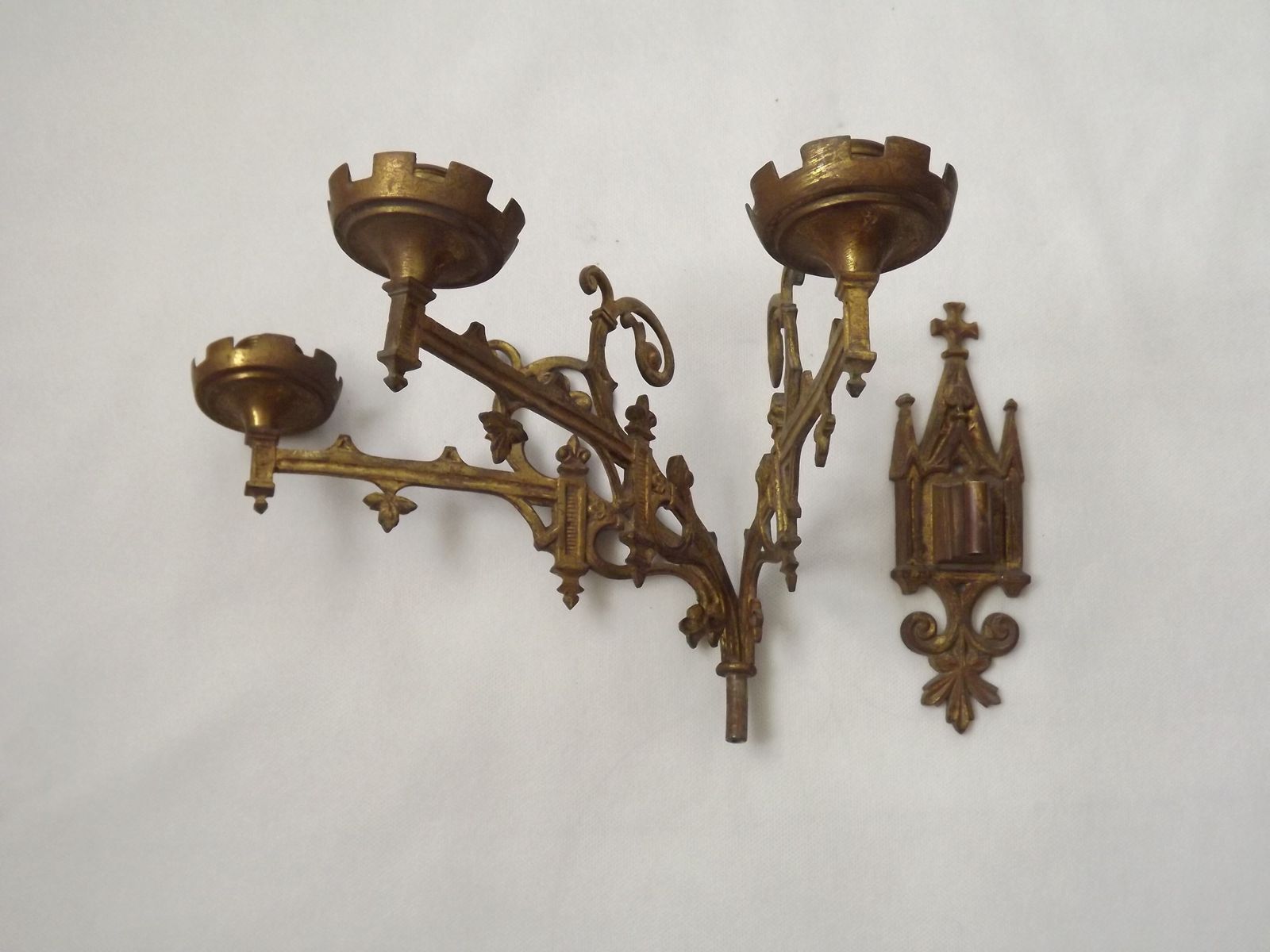 photo vintage Ensemble de trois appliques murales d'église gothiques en bronze doré, style néo-gothique français