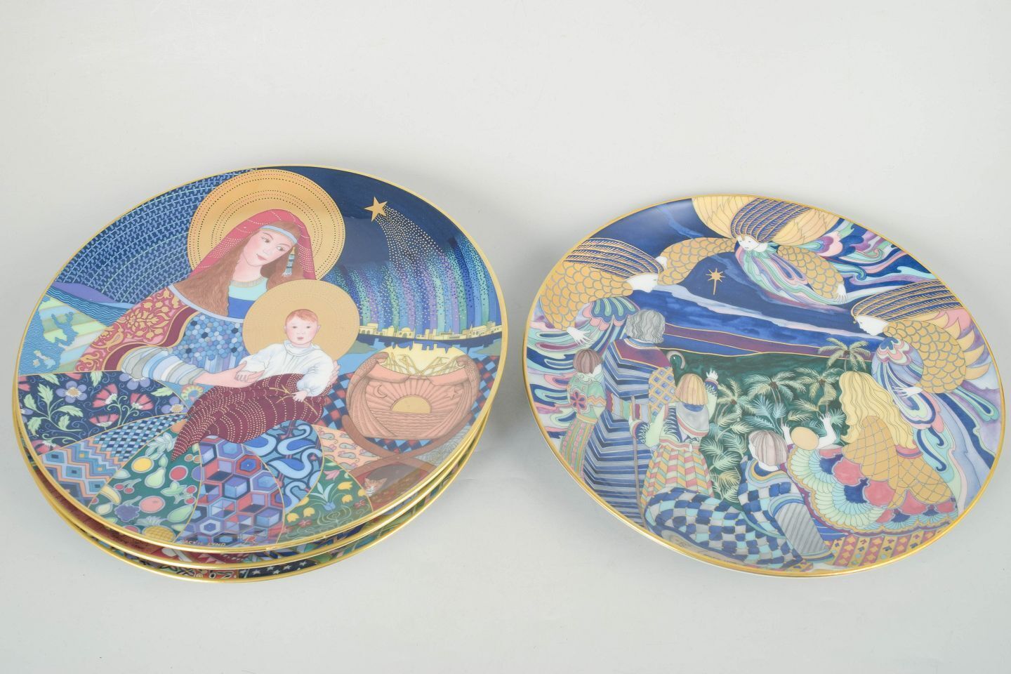Jacqueline Lynd pour Rörstrand. Série de quatre assiettes de Noël en faïence. Années 1980 photo furniture