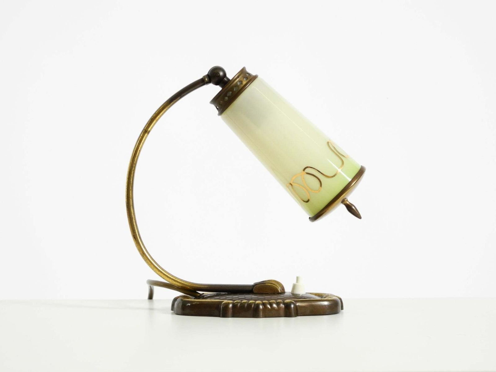 Zeldzame messing tafellamp uit de jaren 1940 met glazen kap photo for sale