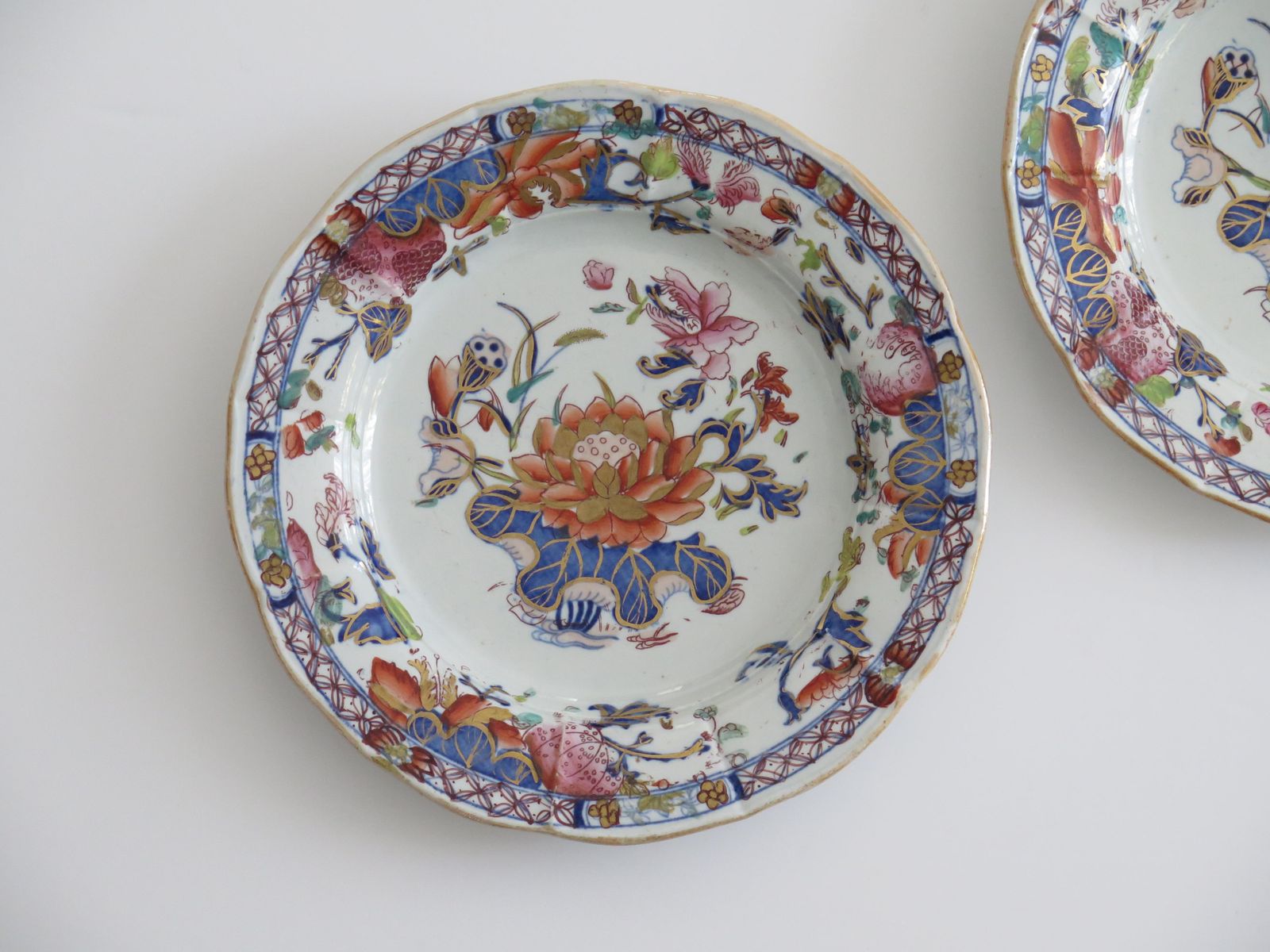 Paar antieke Mason's Ironstone borden, Water Lily patroon, ca. 1815 photo Woonaccessoires