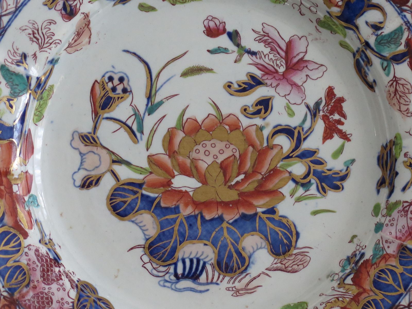 Woonaccessoires Paar antieke Mason's Ironstone borden, Water Lily patroon, ca. 1815 photo