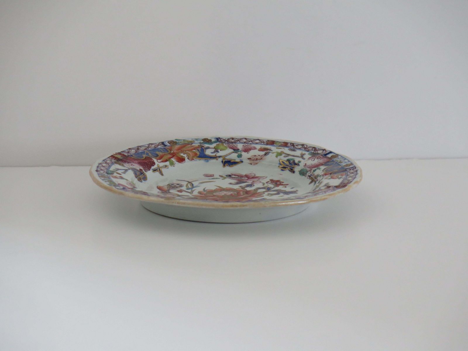 photo vinterior Paar antieke Mason's Ironstone borden, Water Lily patroon, ca. 1815