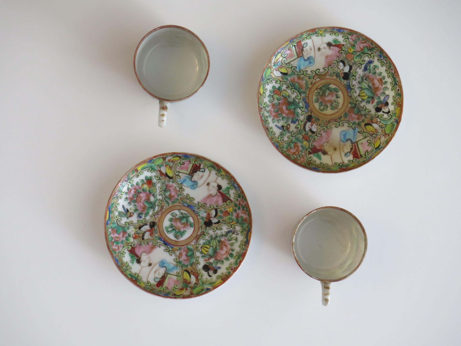 photo furniture Chinese Export Rose Medallion, twee kopjes en twee schoteltjes, Qing, ca. 1850