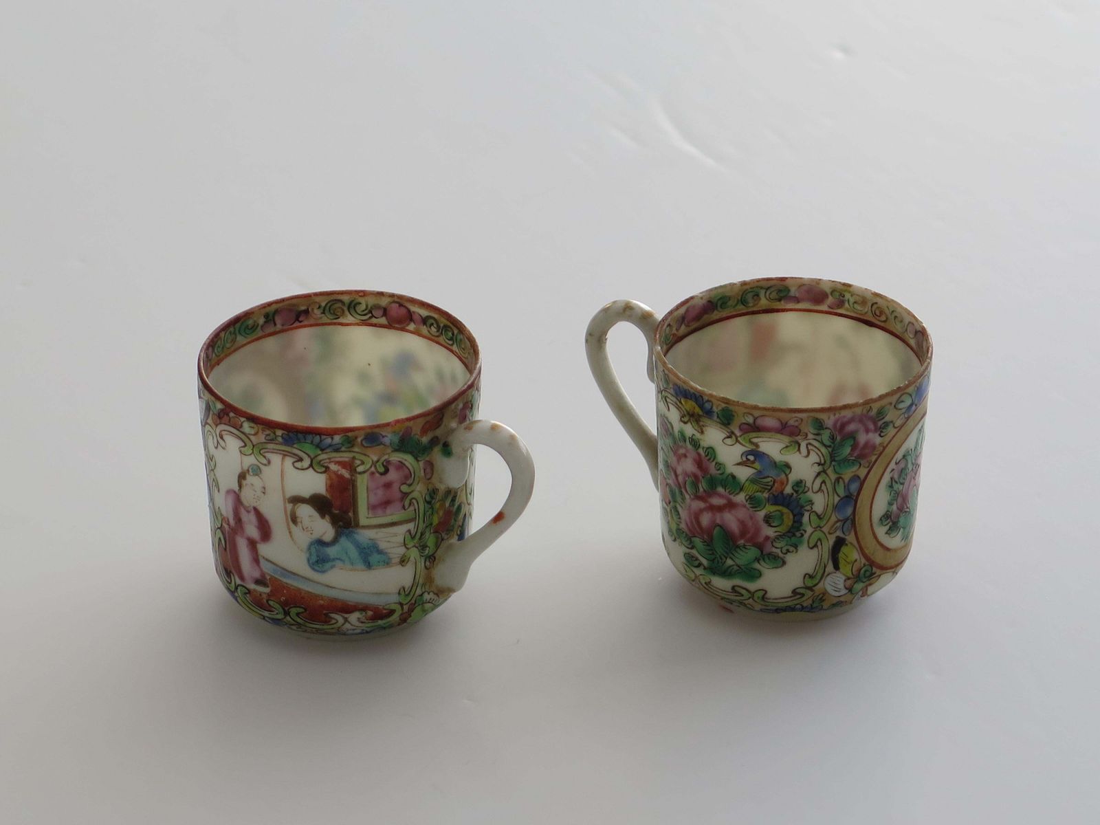 photo vinterior Chinese Export Rose Medallion, twee kopjes en twee schoteltjes, Qing, ca. 1850