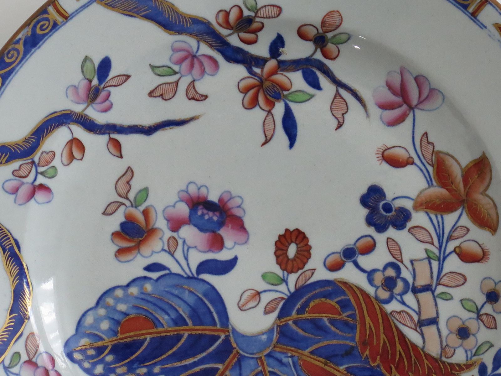photo furniture Spode Ironstone diep woestijnbord, Tobacco Leaf-patroon, ca. 1820