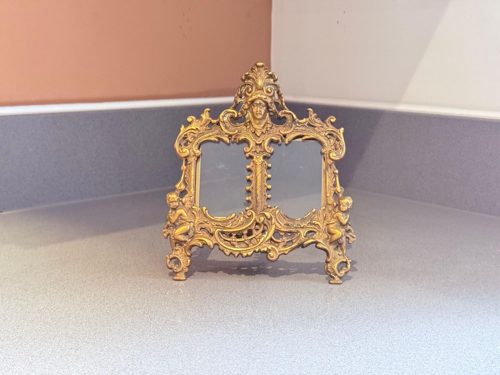 Paar Verguld Messing Rococo Fotolijsten, Antieke Decoratieve Wand en Tafellijsten photo furniture