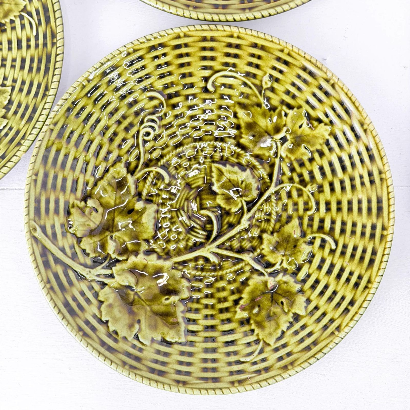 Antiek Sarreguemines Majolica Bordenset, Druivenrank en Vlechtwerk photo vinterior