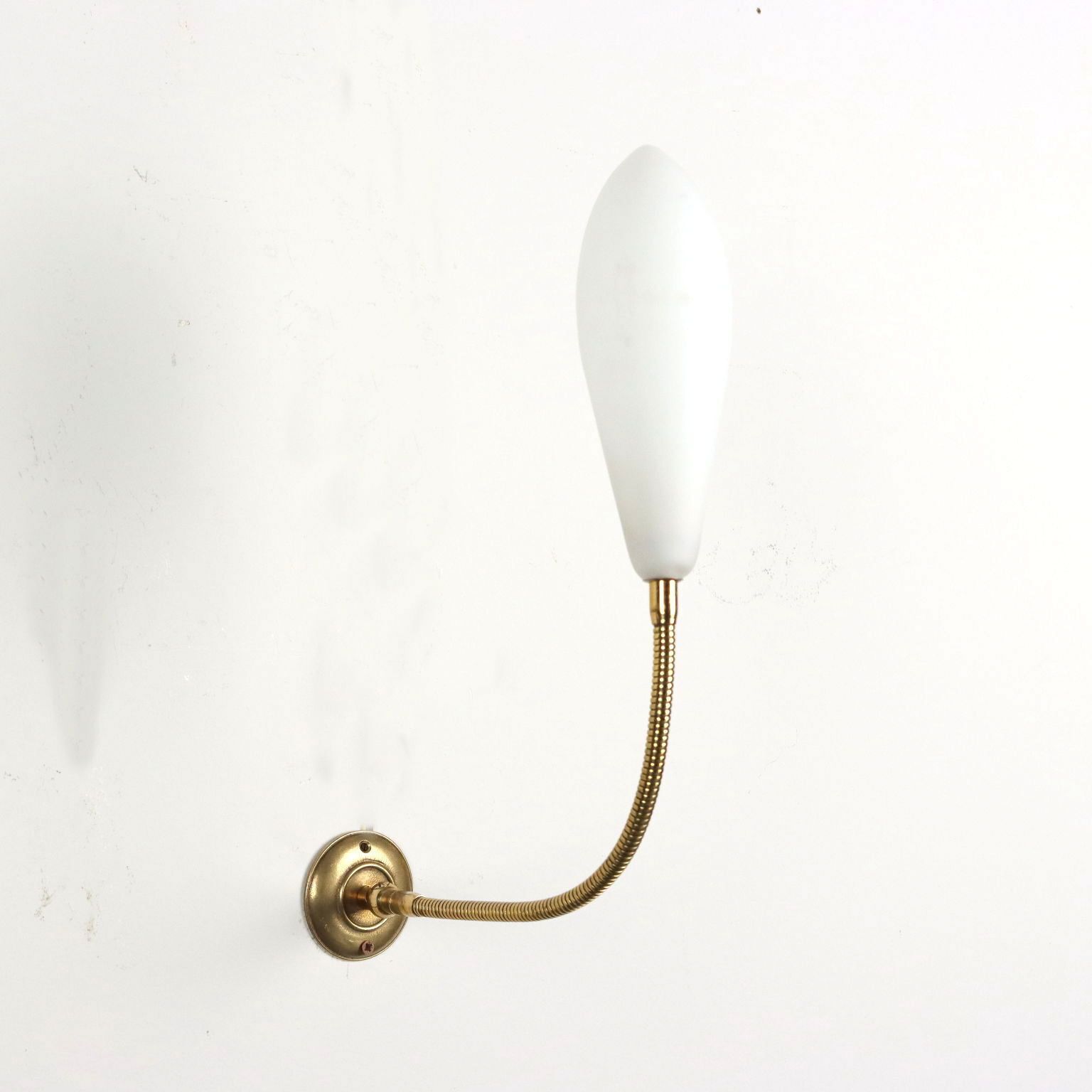 Vintage wandlamp flexibele arm messing glas design Italië ca. jaren 1950
