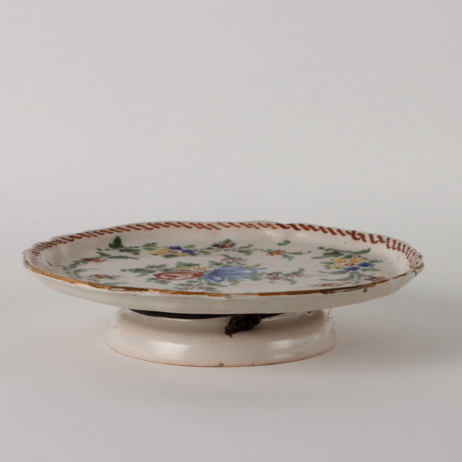 Antiek fruitschaal gekleurde majolica Frankrijk 19e eeuw photo for sale