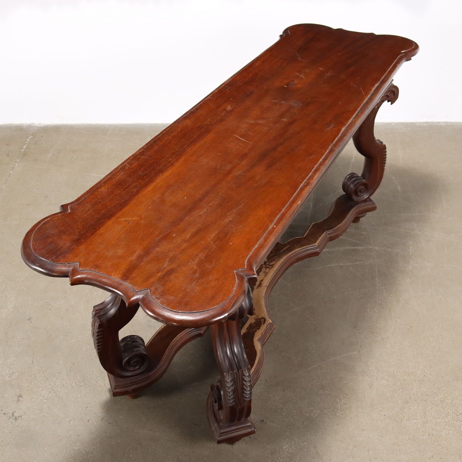 photo furniture Antiek schrijfbureau populier kleine lade Italië begin 20e eeuw