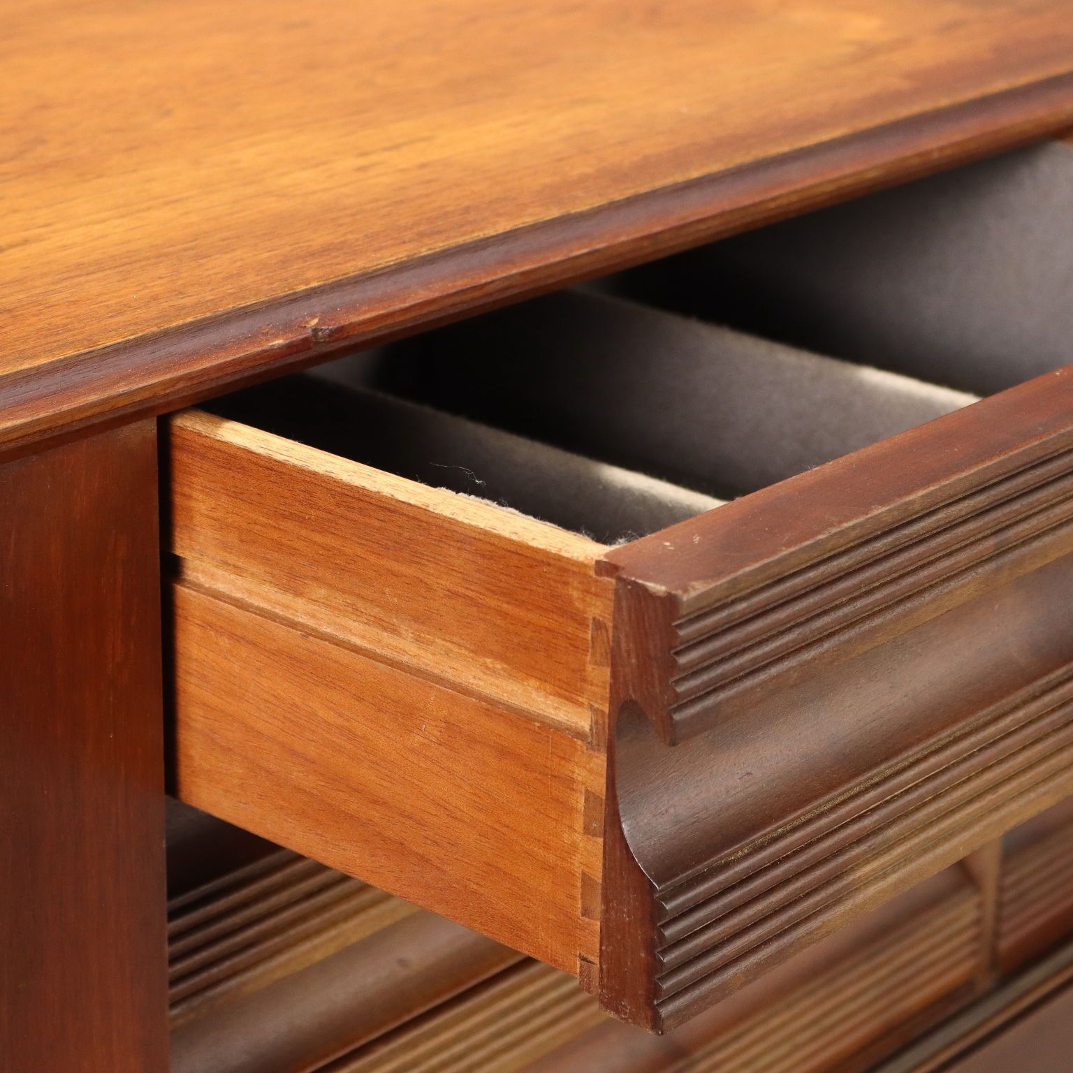 Vintage dressoir teakfineer design Noord-Europa jaren 1960 photo vinterior