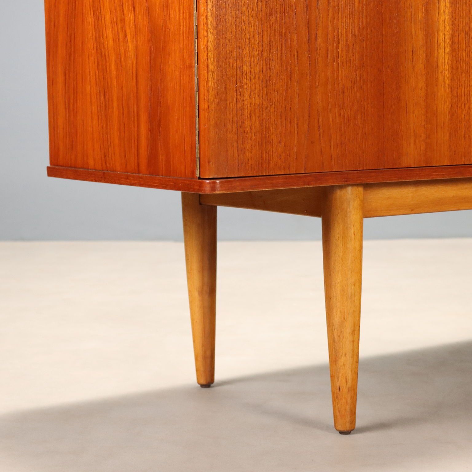 photo furniture Vintage Dressoir Teak Design Engeland jaren 1960 Gerestaureerd