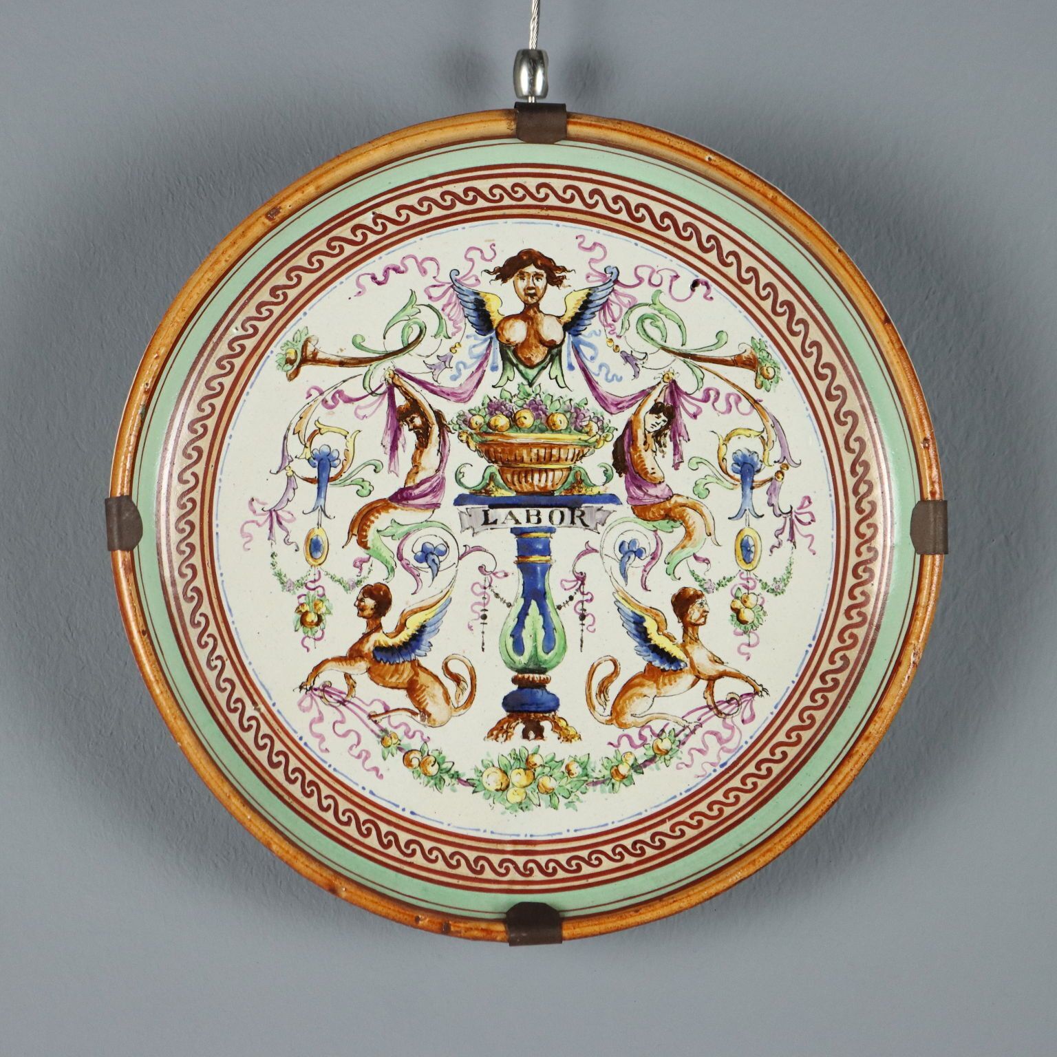Assiette d'époque en majolique à décor de fruits, Italie, XXe siècle