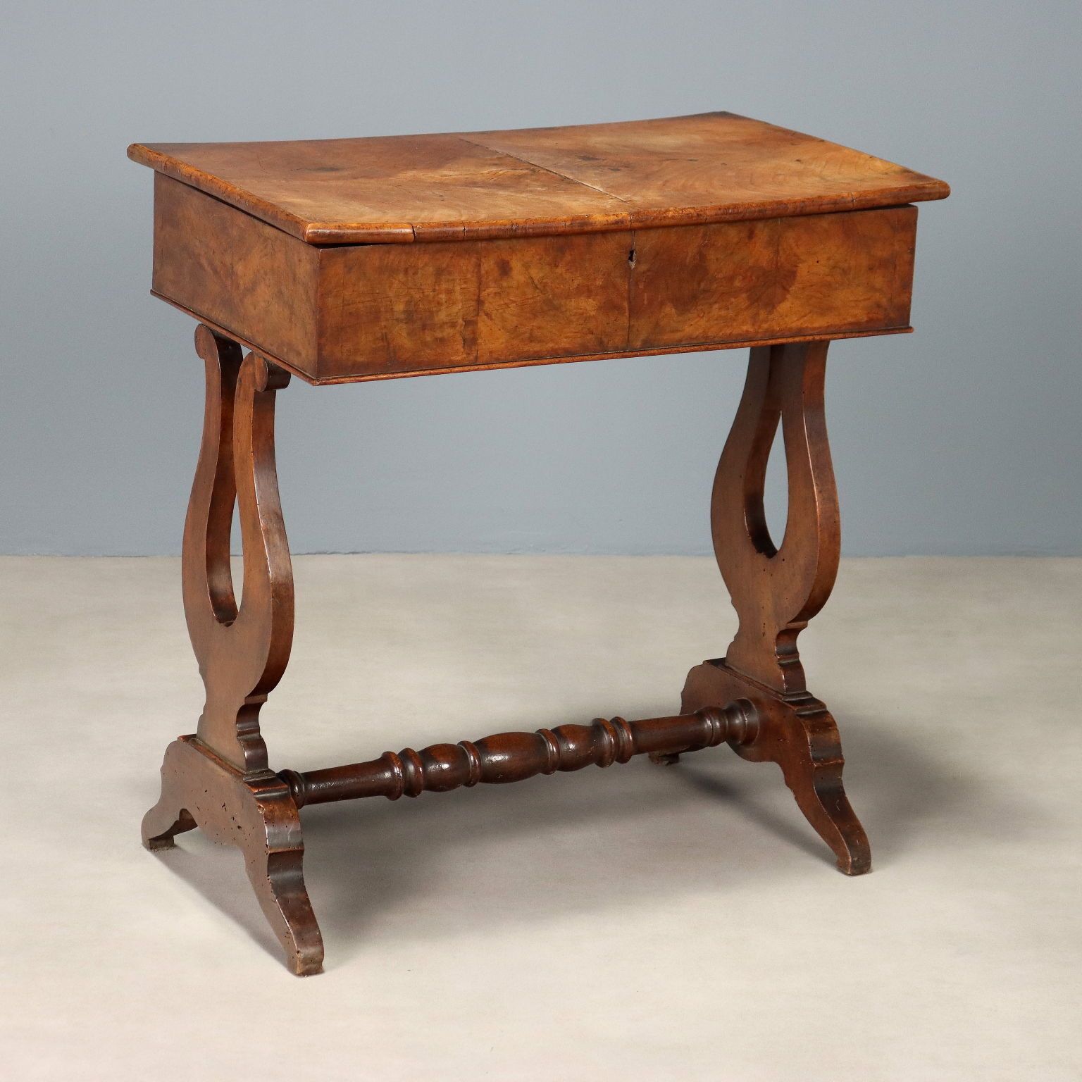 Table en noyer et placage de noyer maillé, Italie, milieu du XIXe siècle