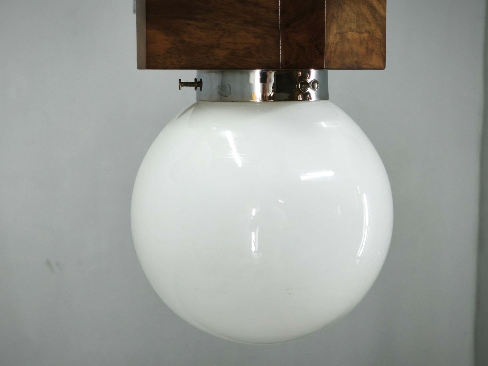 photo vintage Tsjechische art deco hanglamp van walnoot, chroom en opalineglas, jaren 1930