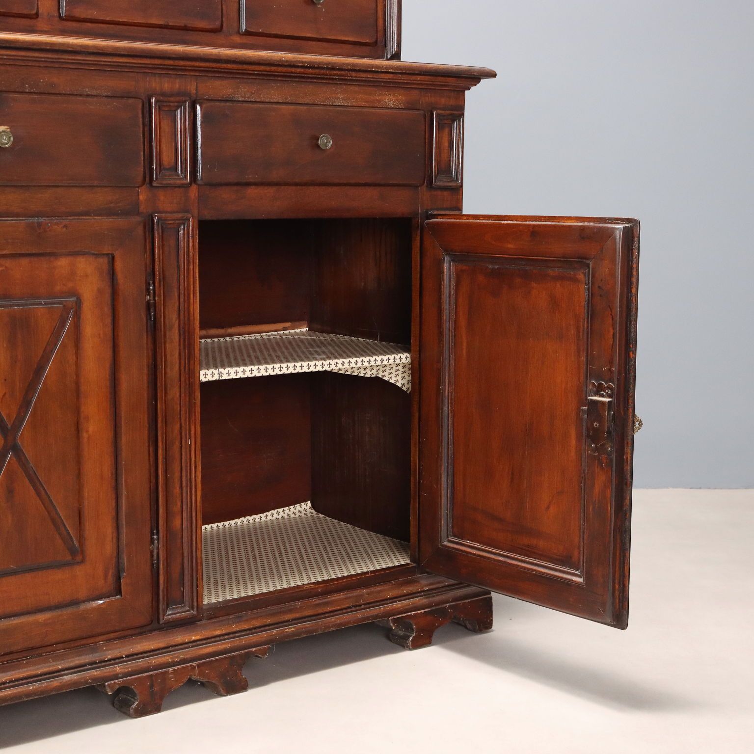 Buffet de style baroque en noyer photo buy