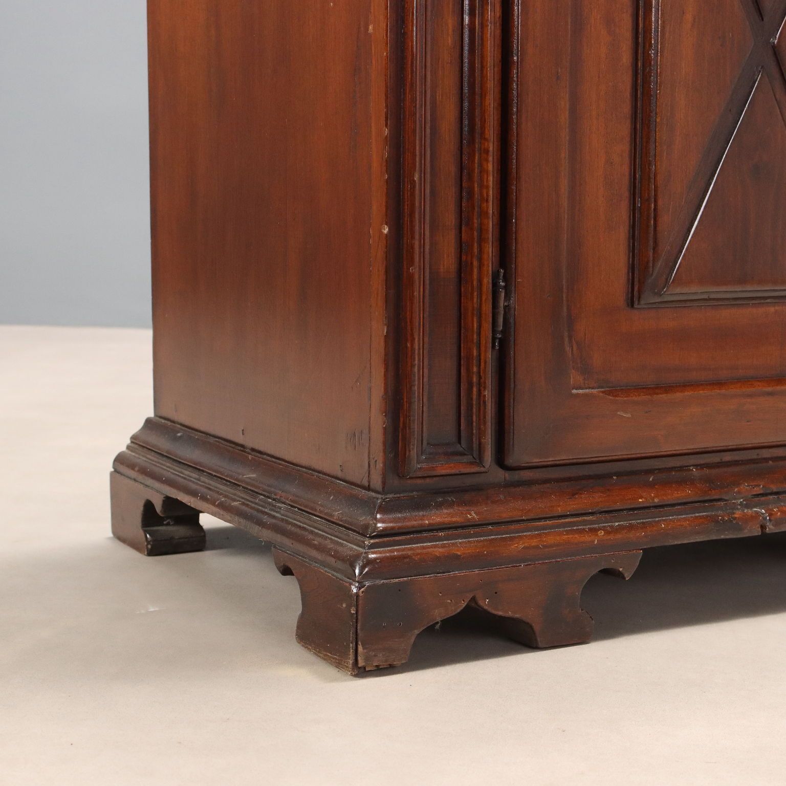 photo furniture Buffet de style baroque en noyer