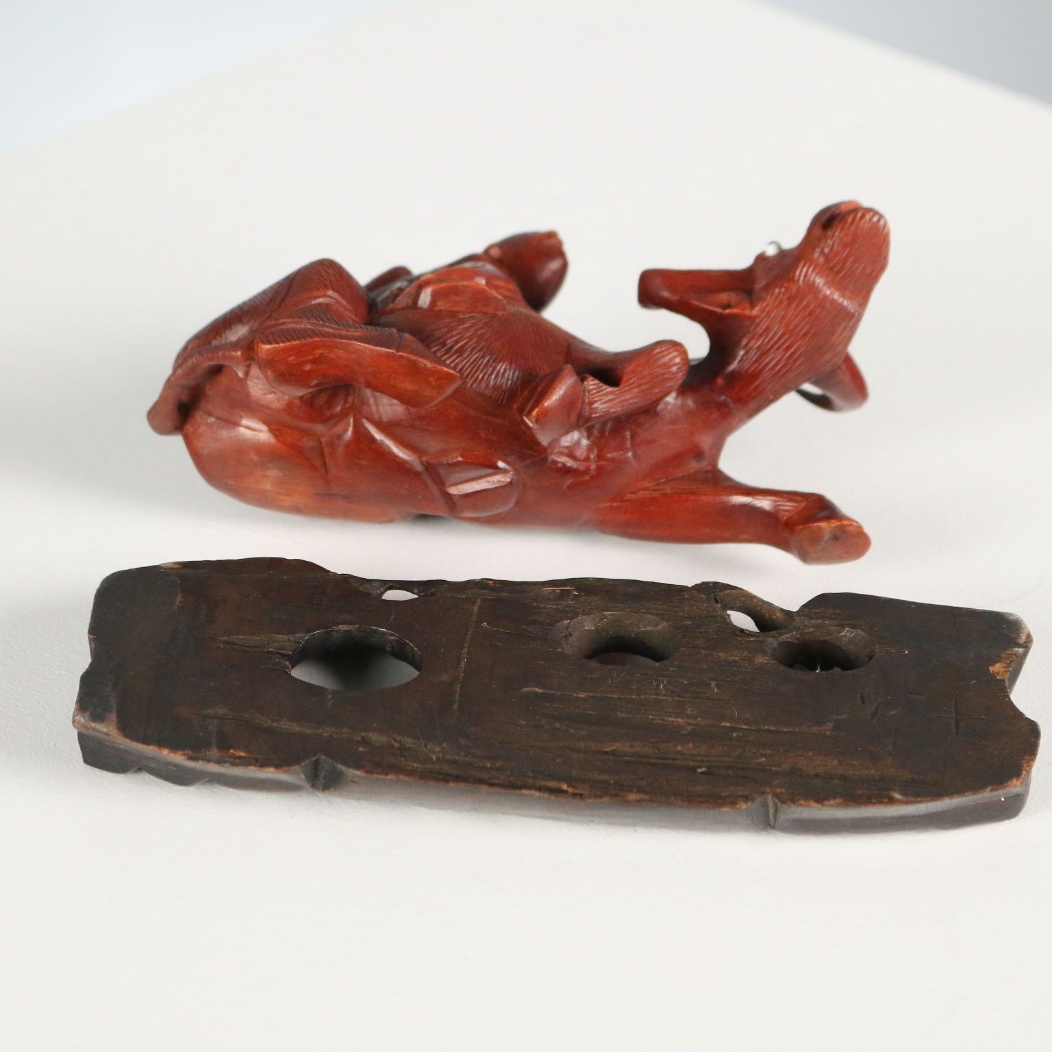 Antiek houten sculptuur, kind op waterbuffel, China, 20e eeuw photo vinterior