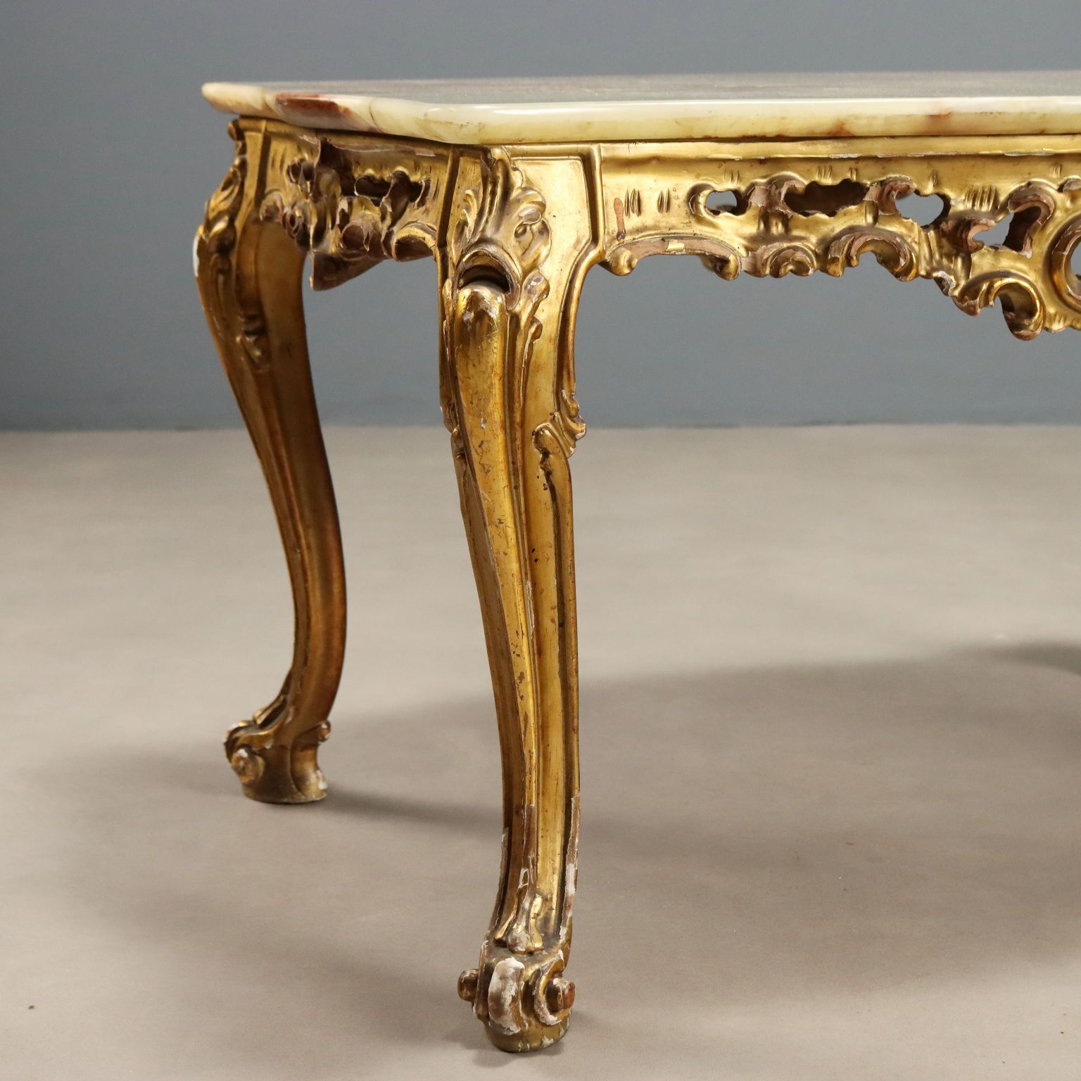 Petite table de style baroque, plateau en albâtre, XXe siècle photo for sale