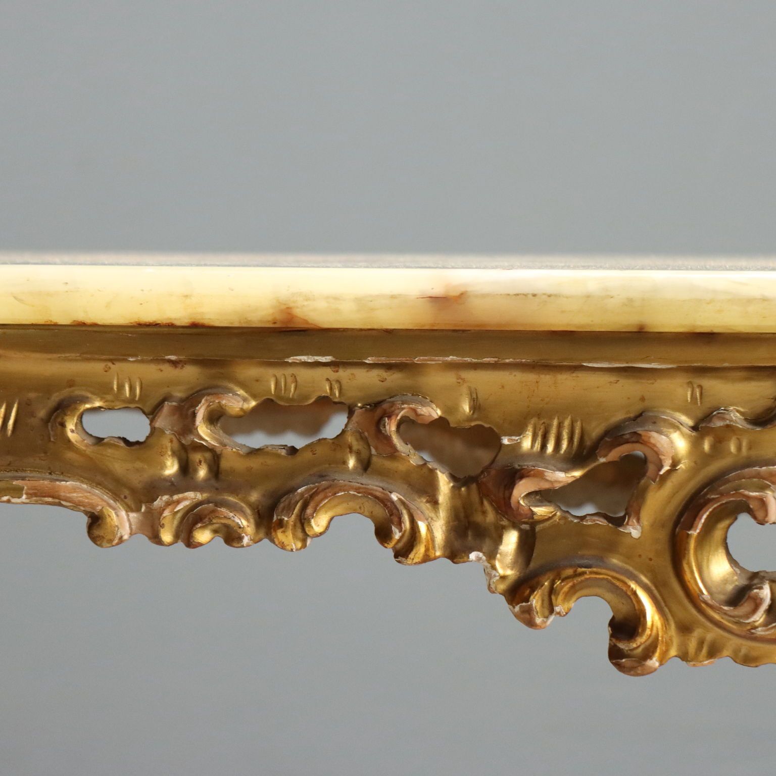 photo furniture Petite table de style baroque, plateau en albâtre, XXe siècle