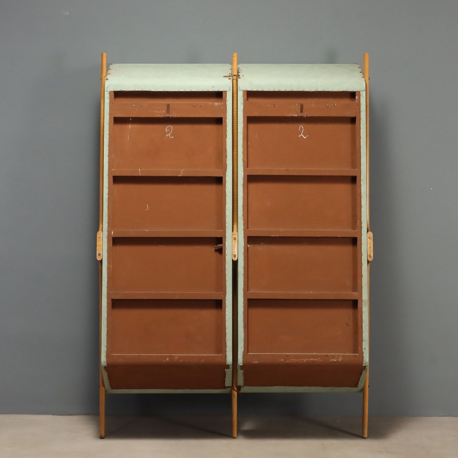 photo furniture Vintage kapstok beukenhout kunstleer messing design Italië jaren 1960