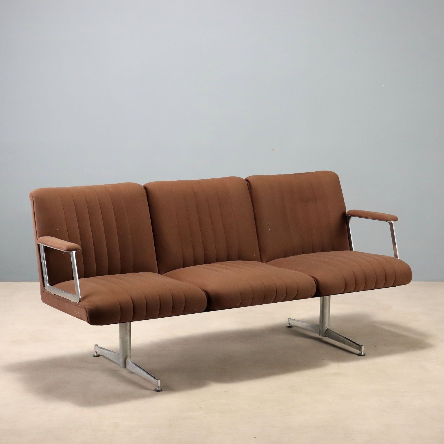 Vintage driezitsbank, metaal en stof, Italiaans design, jaren 1960