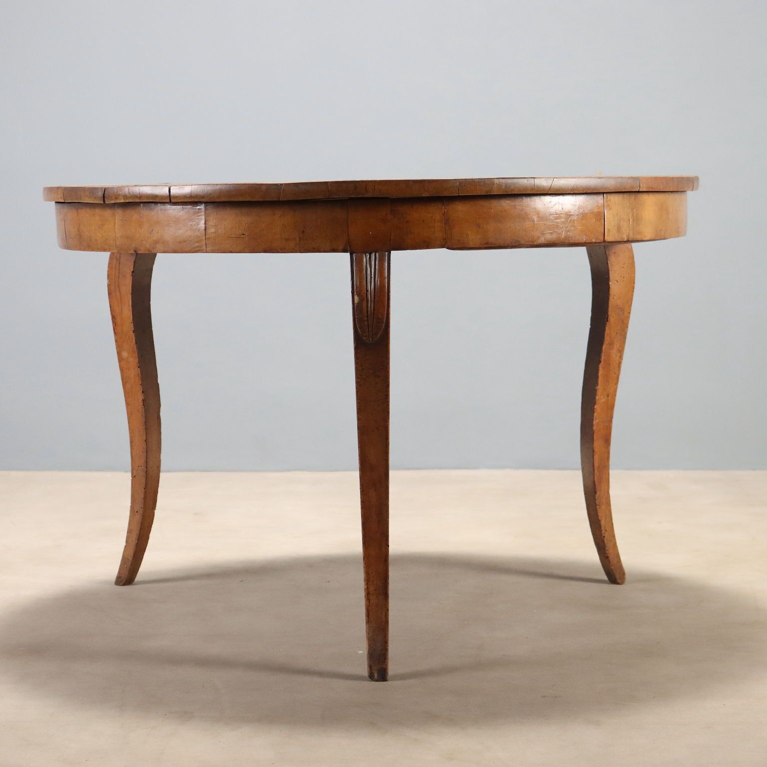 photo furniture Antieke Ronde Tafel Walnootfineer Italië 19e Eeuw