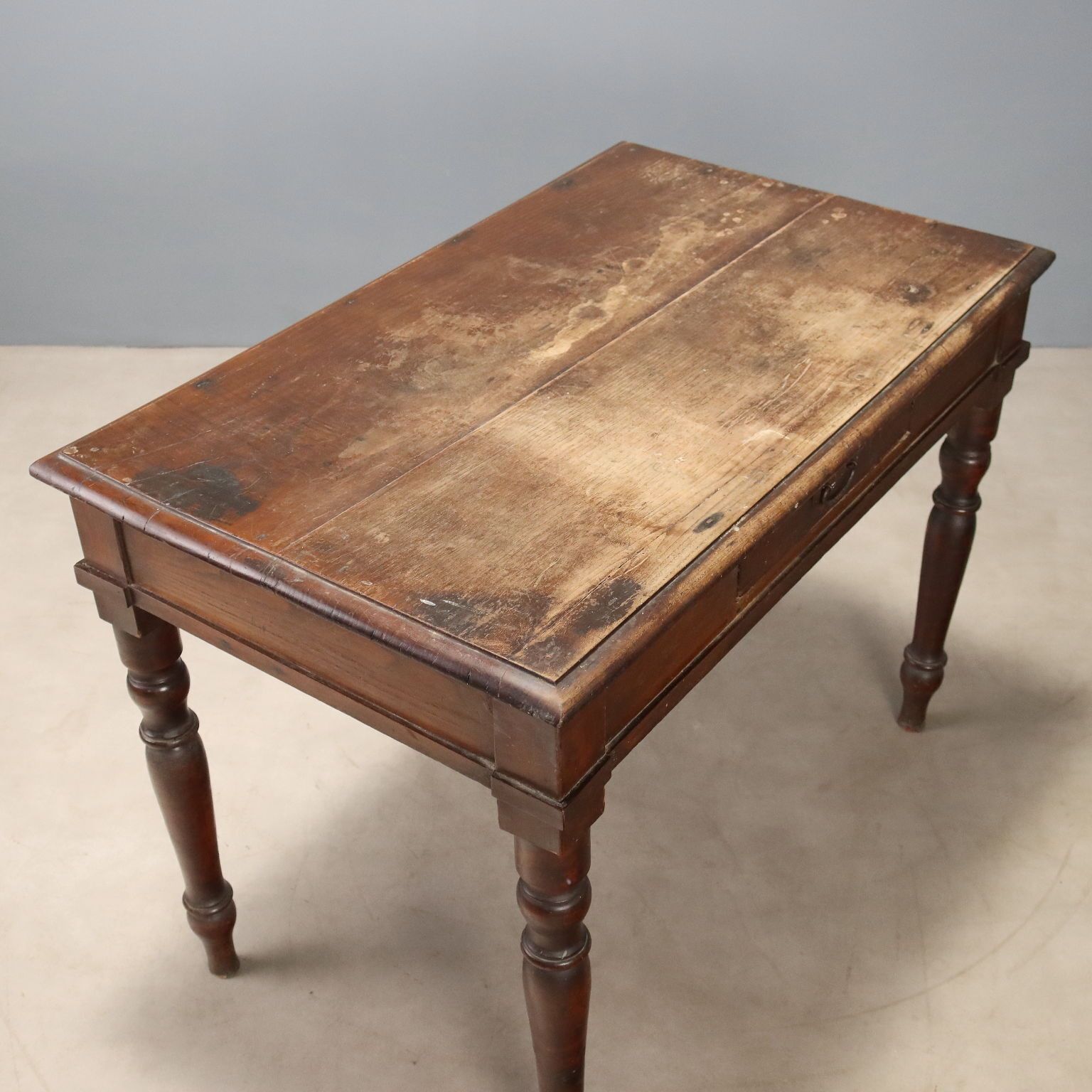 photo furniture Antiek schrijfbureau walnoot gevormde poten Italië eind 19e eeuw