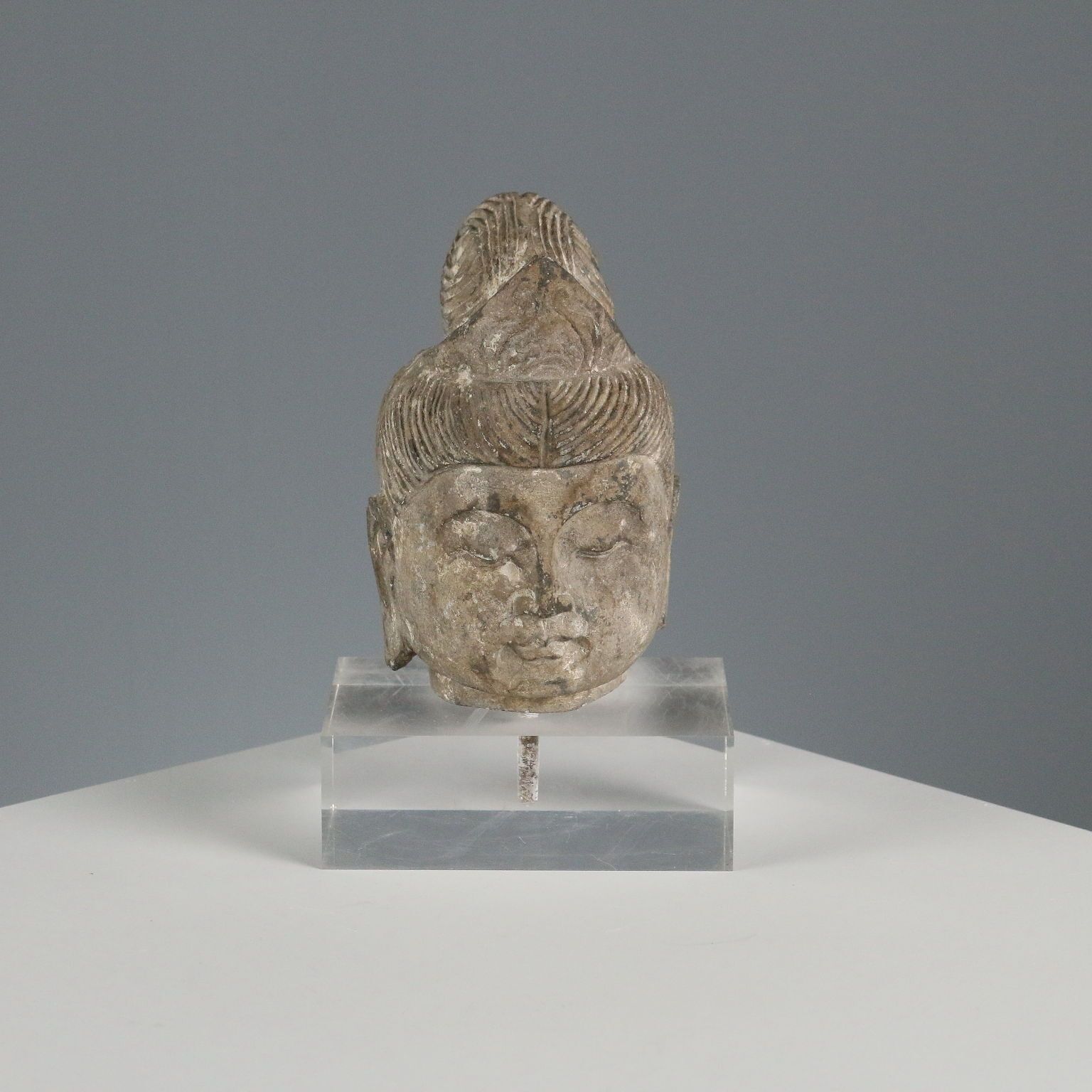Moderne sculptuur stenen boeddha plexiglazen voet Thailand jaren 1990