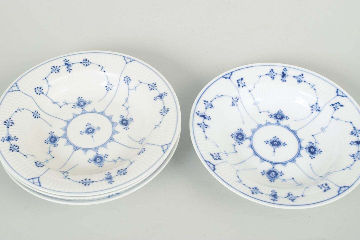 Royal Copenhagen, Blue Fluted Plain. Lot de quatre assiettes à pâtes en porcelaine. photo furniture