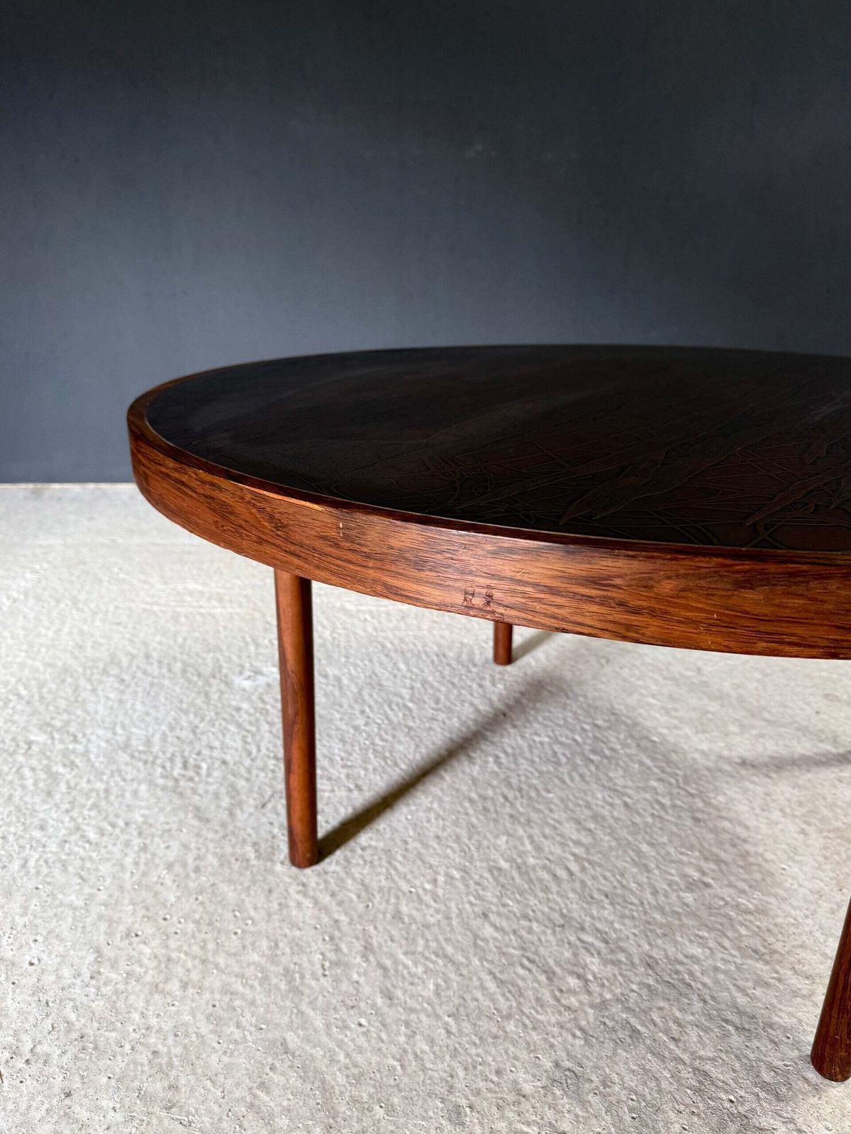 photo furniture Mid-century Modern Scandinavisch Design Salontafel van Teak met Sculpturaal Koperen Inlegwerk, Denemarken, jaren 1960