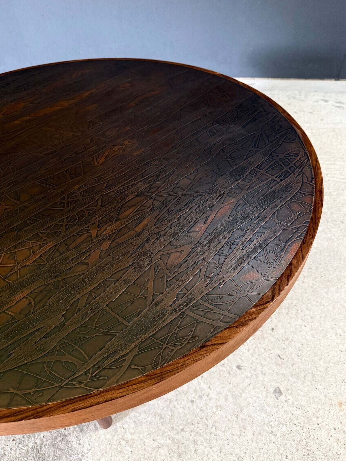 Meubels Mid-century Modern Scandinavisch Design Salontafel van Teak met Sculpturaal Koperen Inlegwerk, Denemarken, jaren 1960 photo