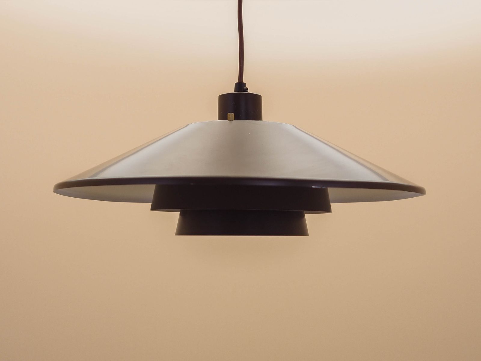 Deense Hanglamp met Gelaagde Kap, Bruine Metaalafwerking, jaren 1960 photo furniture