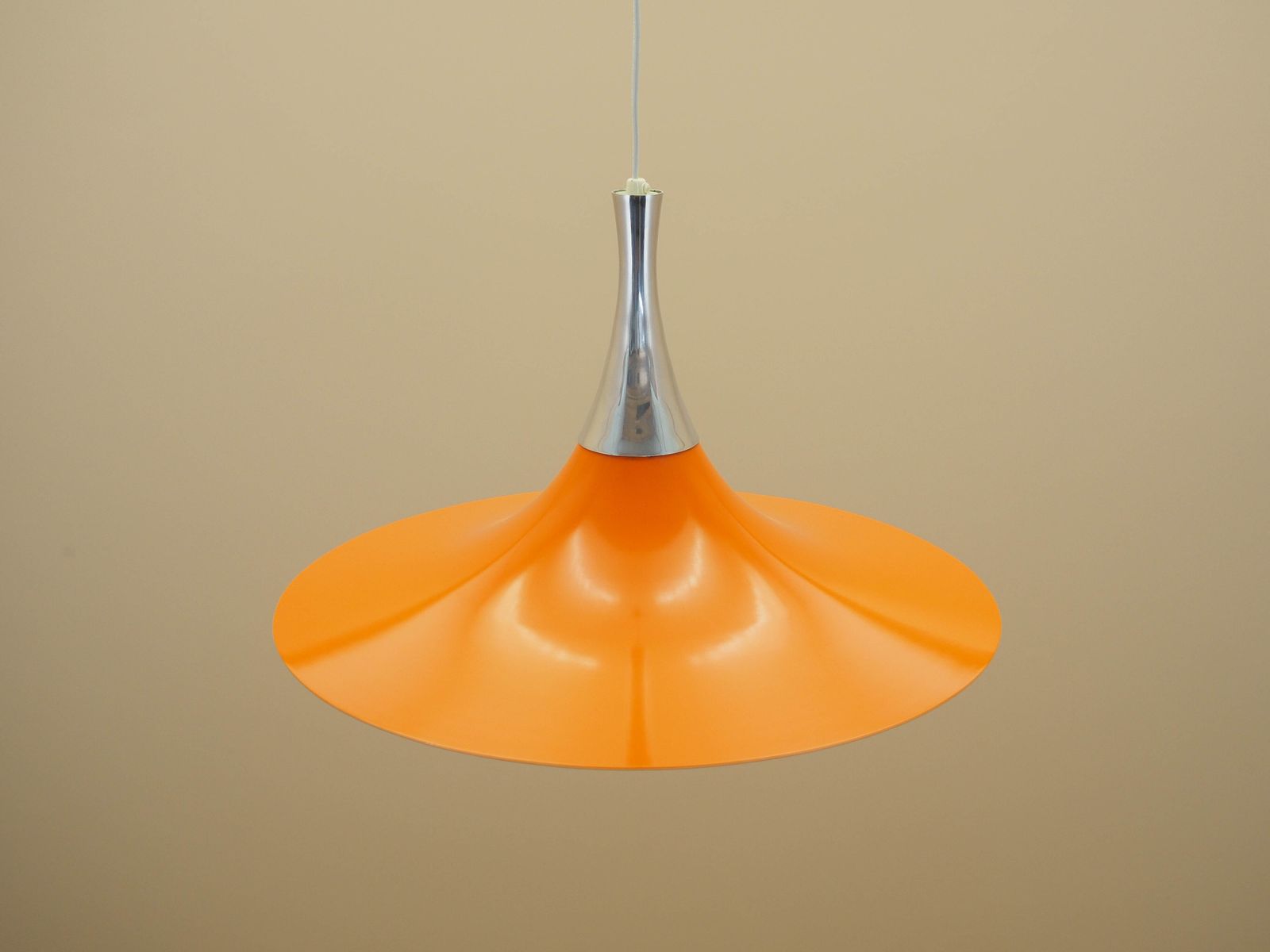 Deense Hanglamp Ca. Jaren 1960 Met Oranje Metalen Kap In Scandinavisch Modern Stijl photo Verlichting