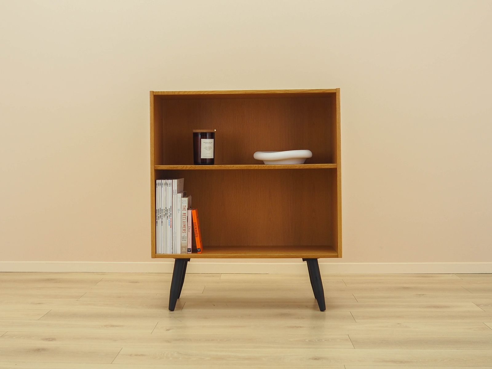 Deens Essenhoutfineer Kastje op Gespreid Pootwerk, ÆJM Møbler, jaren 1960 photo furniture