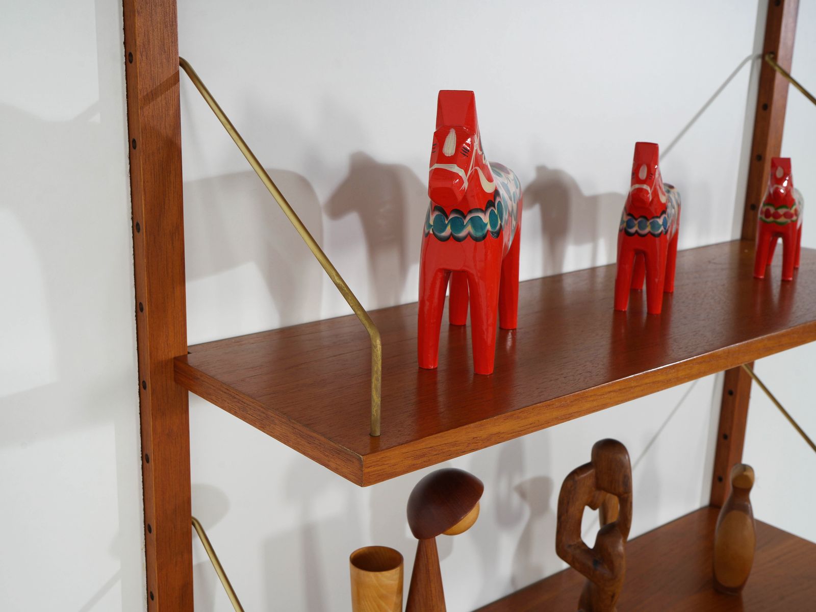 photo for sale Deens Modulair Wandrekensysteem in Teakfineer, ca. jaren 1970